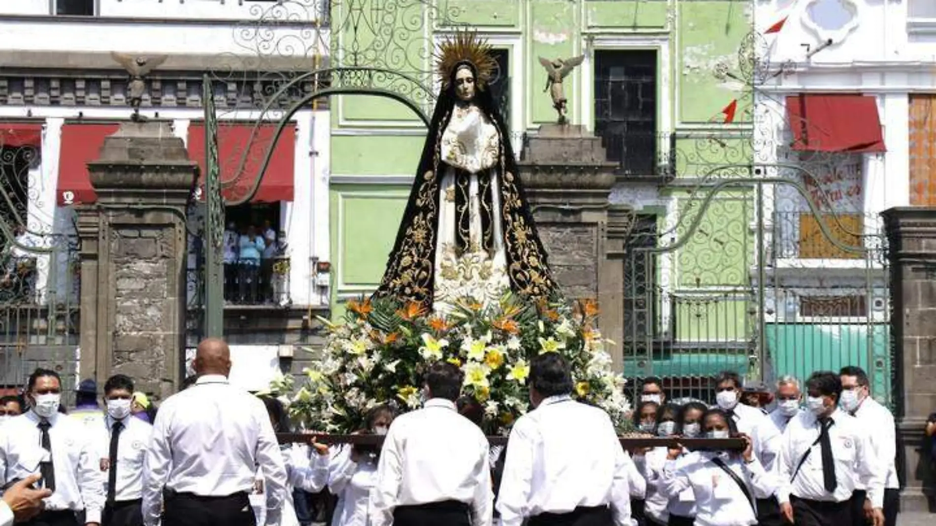 En Viernes Santo, la virgen de Dolores en Procesión